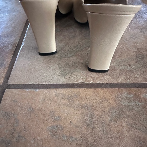 Stuart Weitzman - Picture 2 of 4